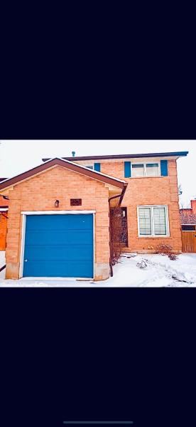 4 Bedroom House steps to 401, Perfect for long stays